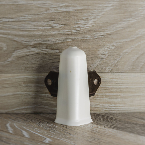 Угол наружный (внешний) с крепежом для плинтуса 70мм "Деконика", 033 Кремово-белый