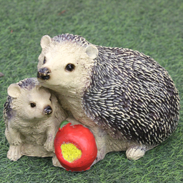 Фигура садовая Ежики пара с яблоком