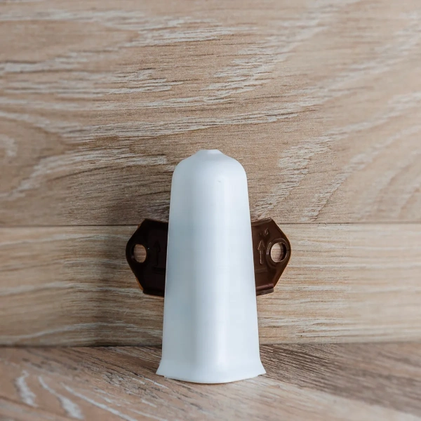 Угол наружный (внешний) с крепежом для плинтуса 85мм "Деконика", 001 Белый