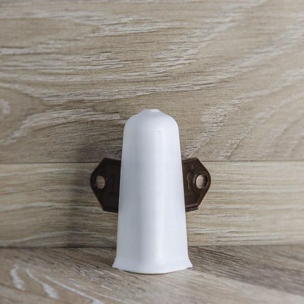 Угол наружный (внешний) с крепежом для плинтуса 70мм "Деконика", 001 Белый