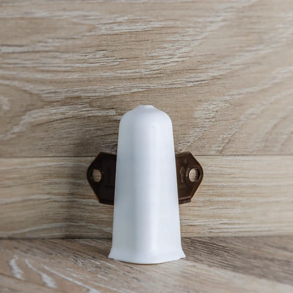 Угол наружный (внешний) с крепежом для плинтуса 70мм "Деконика", 001 Белый