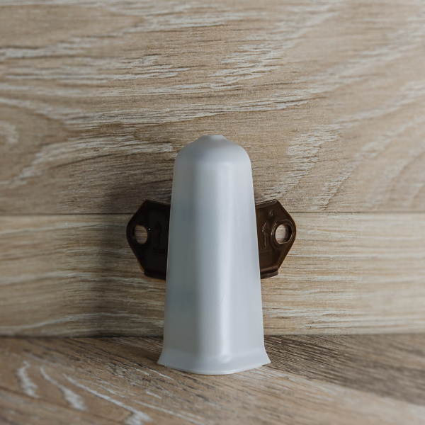 Угол наружный (внешний) с крепежом для плинтуса 85мм "Деконика", 002 Светло-серый