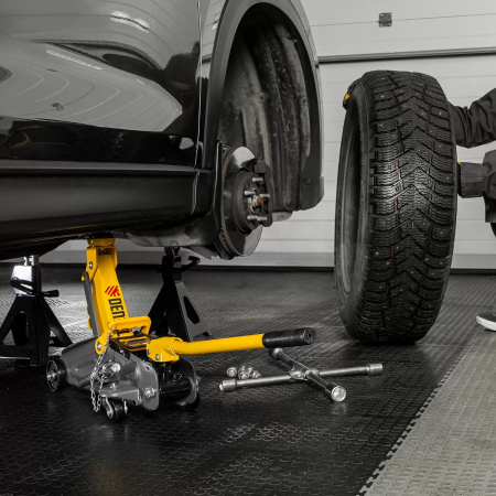 Домкрат гидравлический подкатной с фиксатором, 2 т, 130-330 мм, в кейсе// Denzel