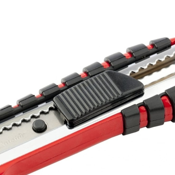 Нож, 18 мм выдвижное лезвие металлическая направляющая эргоном. двухкомпонентная рукоятка//MATRIX