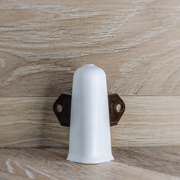 Угол наружный (внешний) с крепежом для плинтуса 85мм "Деконика", 001-G Белый глянцевый