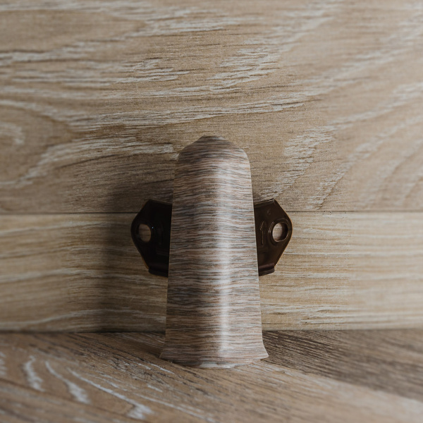 Угол наружный (внешний) с крепежом для плинтуса 85мм "Деконика", 215 Дуб снежный