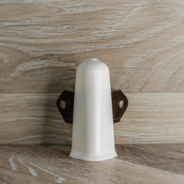 Угол наружный (внешний) с крепежом для плинтуса 85мм "Деконика", 033 Кремово-белый